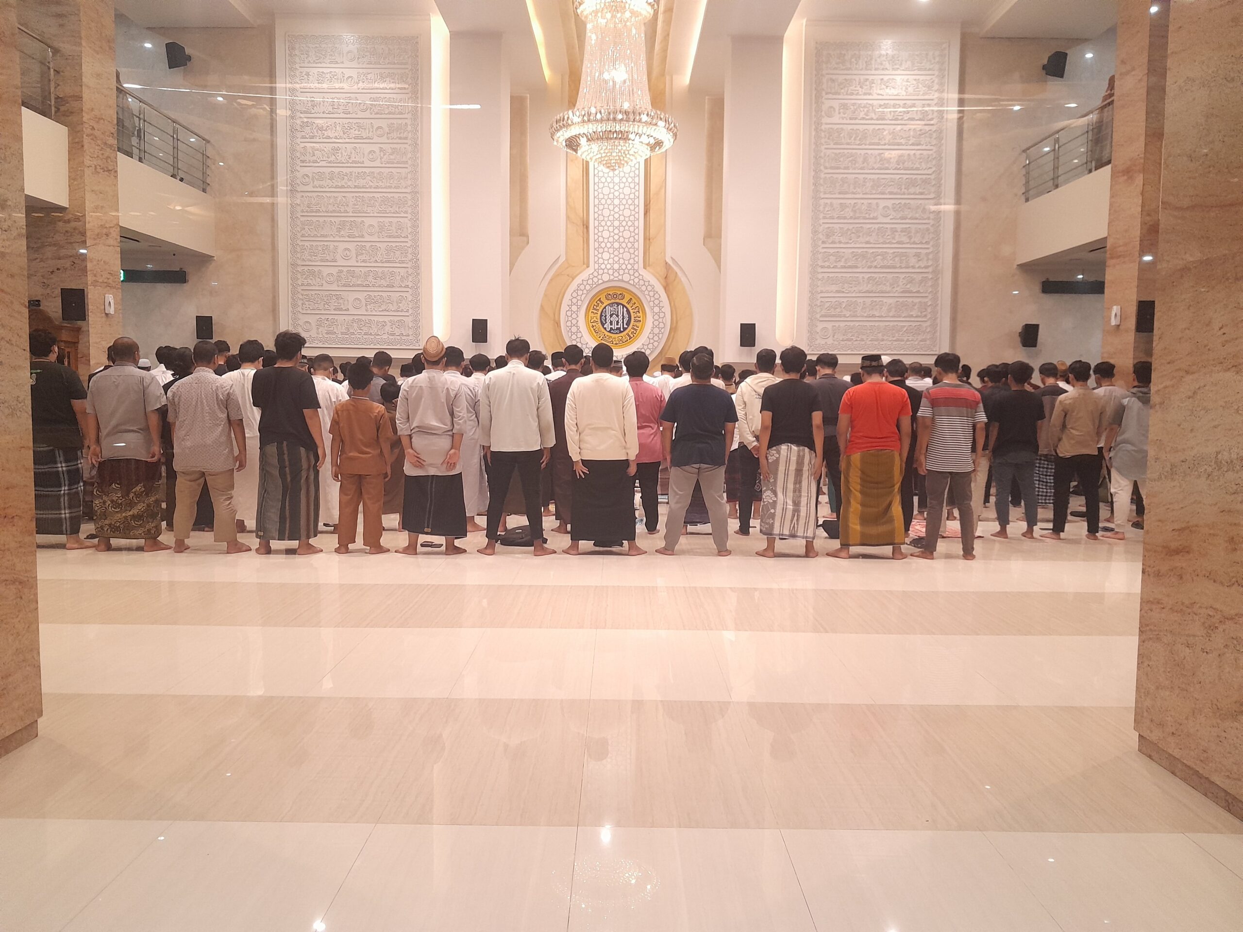 Tarawih di Masjid Ulul Azmi Unair