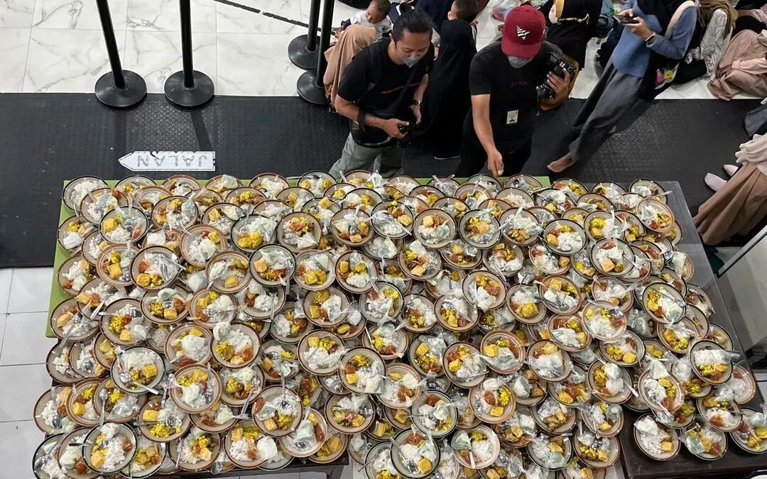 Cerita di Balik Dapur: 3000 Porsi Setiap Hari Dimulai Dari Sini!