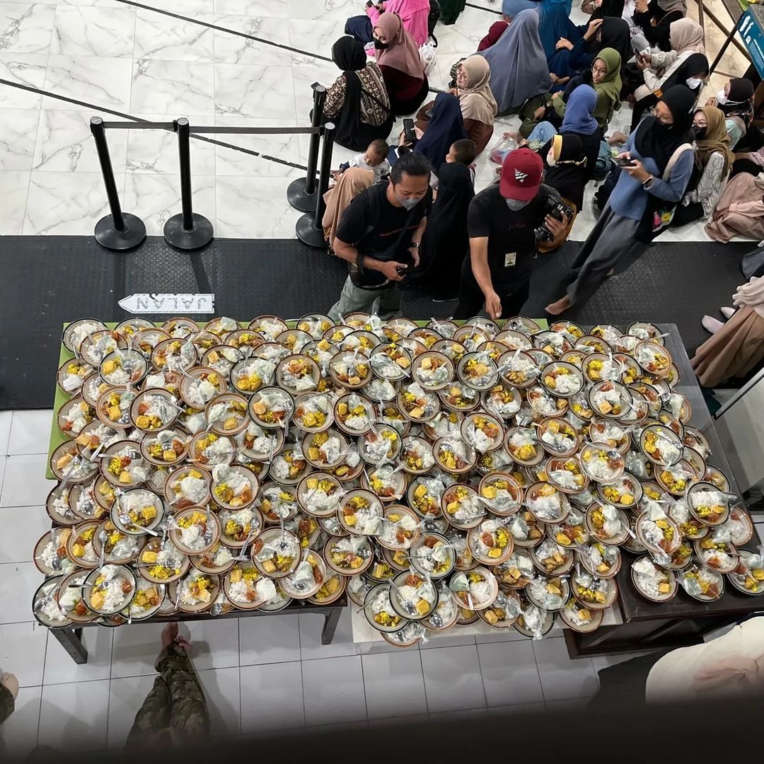 Menu buka puasa yang disajikan menggunakan tradisi piring terbang (dok. Istimewa)