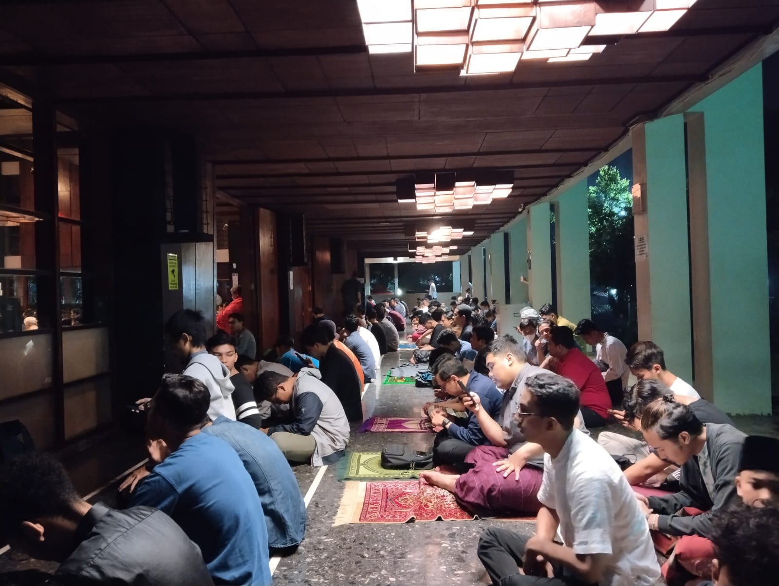 Suasana Jemaah Salat Tarawih Masjid Salman ITB