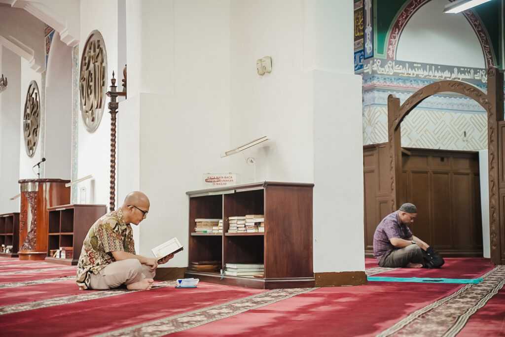 Ibadah di Masjid Cut Meutia