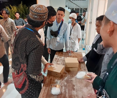 Berbagi Takjil di Masjid Ulul Azmi Unair